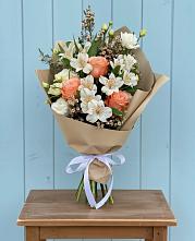Букет цветов из:  Альстромерии, Лизиантусы, Розы и Хризантемы в Никитовке