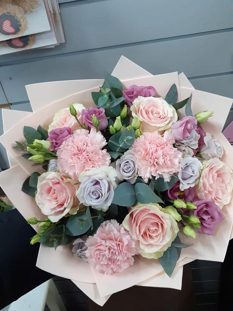 Букет цветов из: Розы, Гвоздики и Лизиантусы в Никитовке