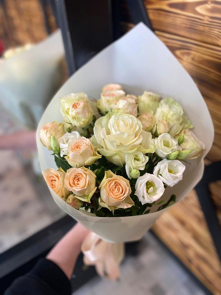 Букет цветов из: Розы и Лизиантусы в Никитовке